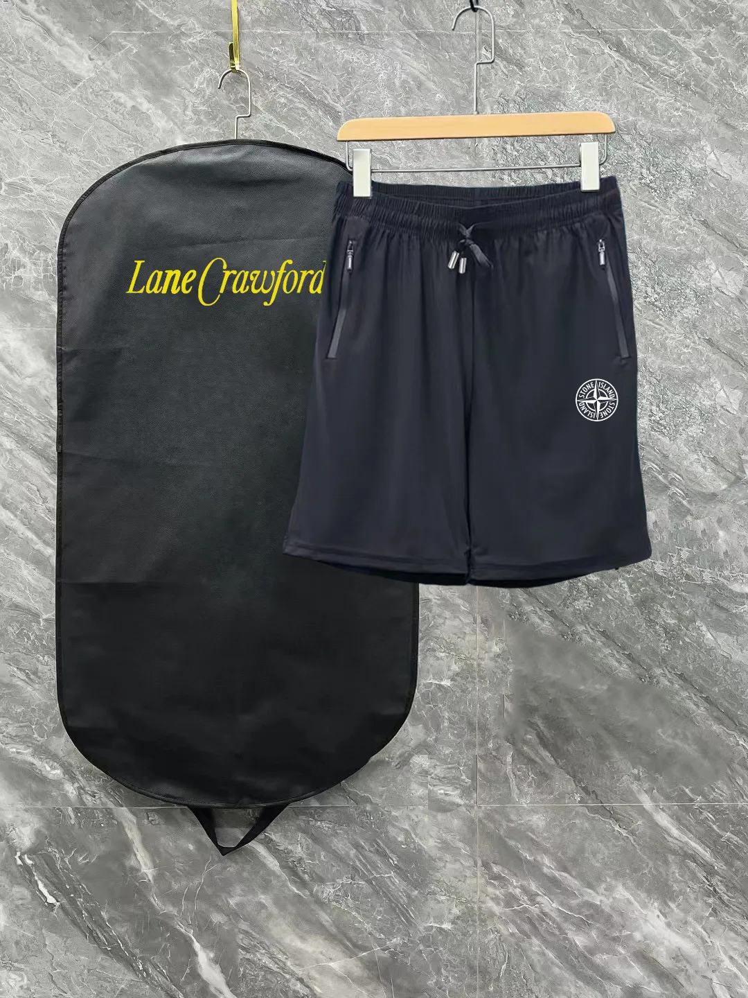 P170 Stone Island Shorts are a new generation of ice silk elastic thin shorts for summer! Products from a trading company! The best thin elastic fabric, smooth to the touch, quick-drying, perspiration-wicking, light and breathable, and also anti-wrinkle, highly elastic and non-deformable. Very comfortable in the hot summer! Simple and elegant! Ordered from a major factory, both fabrics and workmanship details are absolutely top-notch, with three-dimensional tailoring and a slimmer upper body. In the hot and long summer, it is strongly recommended to carry two pairs, a must-have! Color: Black Dark Gray Size: S-XL